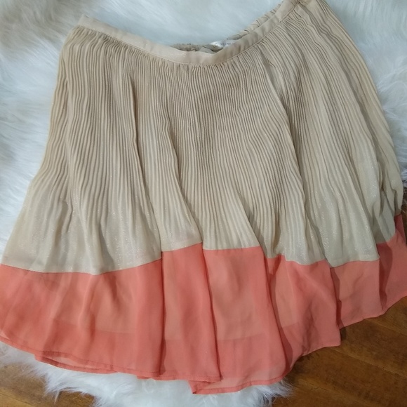 LC Lauren Conrad Dresses & Skirts - Lauren Conrad two tone glitter skirt pleated Sz S LC Lauren Conrad Dresses & Skirts - Lauren Conrad two tone glitter skirt pleated Sz S